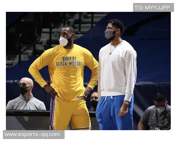 浓眉缺席九场比赛坐板凳身穿NFL球衣观战绿湾包装工比赛